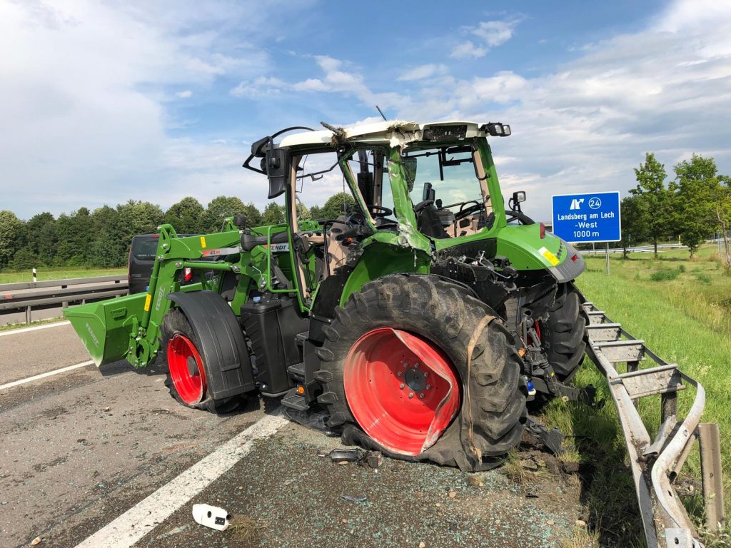 6 Buchloe Landsberg West Spediteur Verliert Traktor Auf Der Autobahn Totalschaden New Facts Eu Nachrichten News Das Blaulichtmagazin